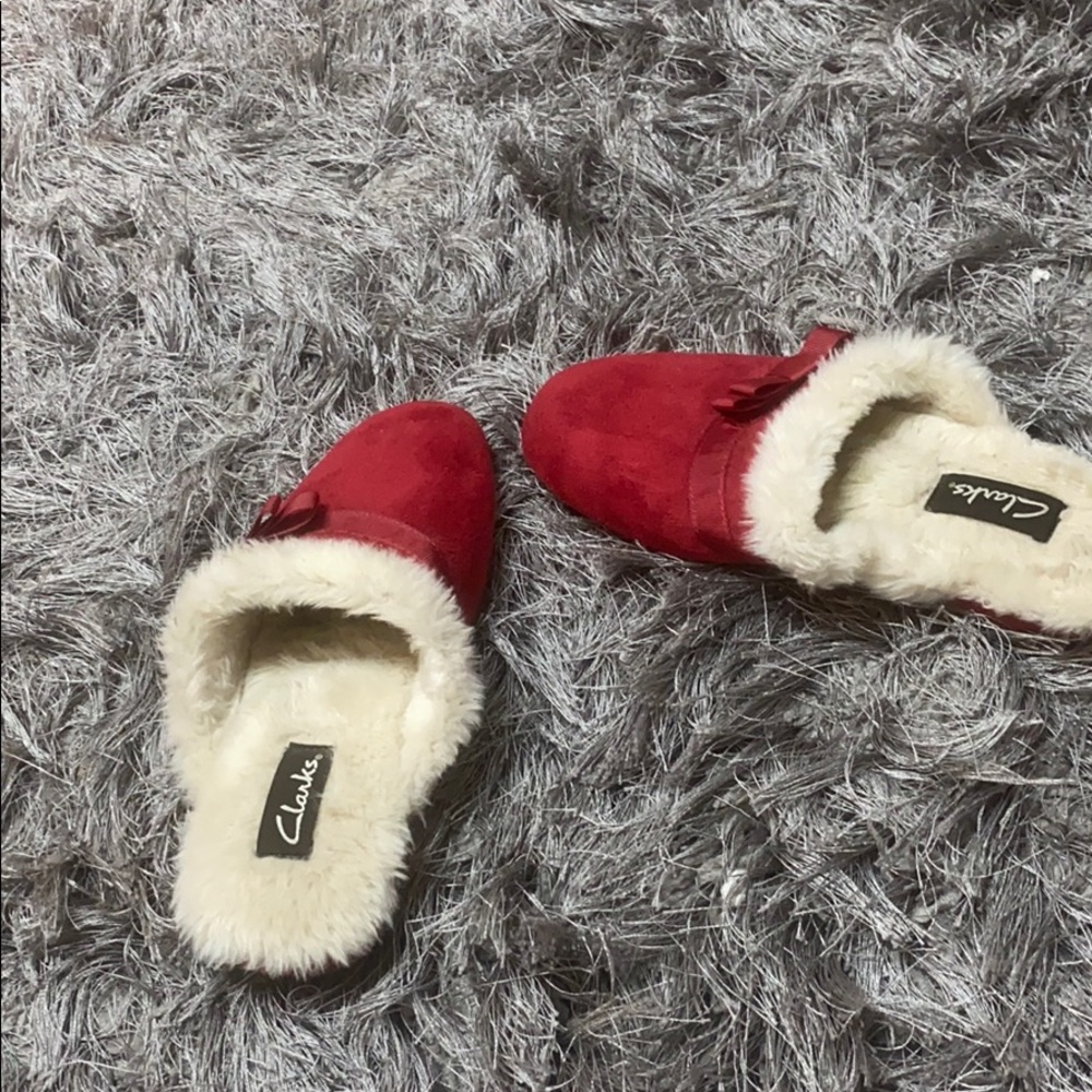 Red slippers with white fur inside